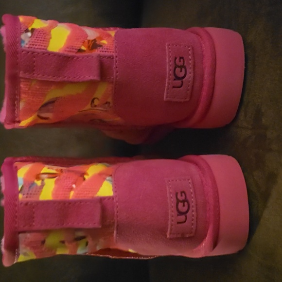 Womens Uggs - Picture 2 of 6